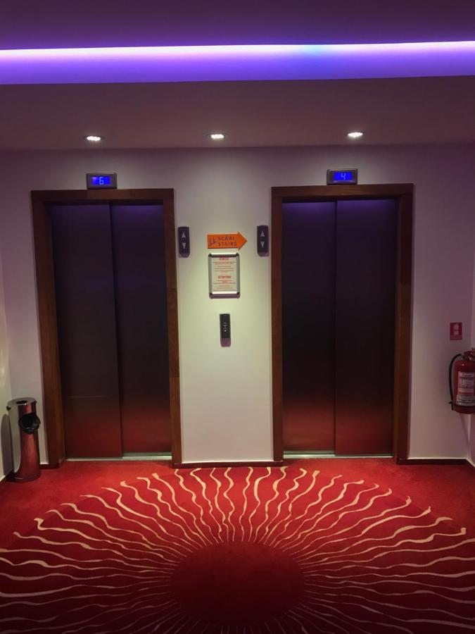 Marshal Garden Hotel Bukarest Eksteriør billede Elevators in a hotel