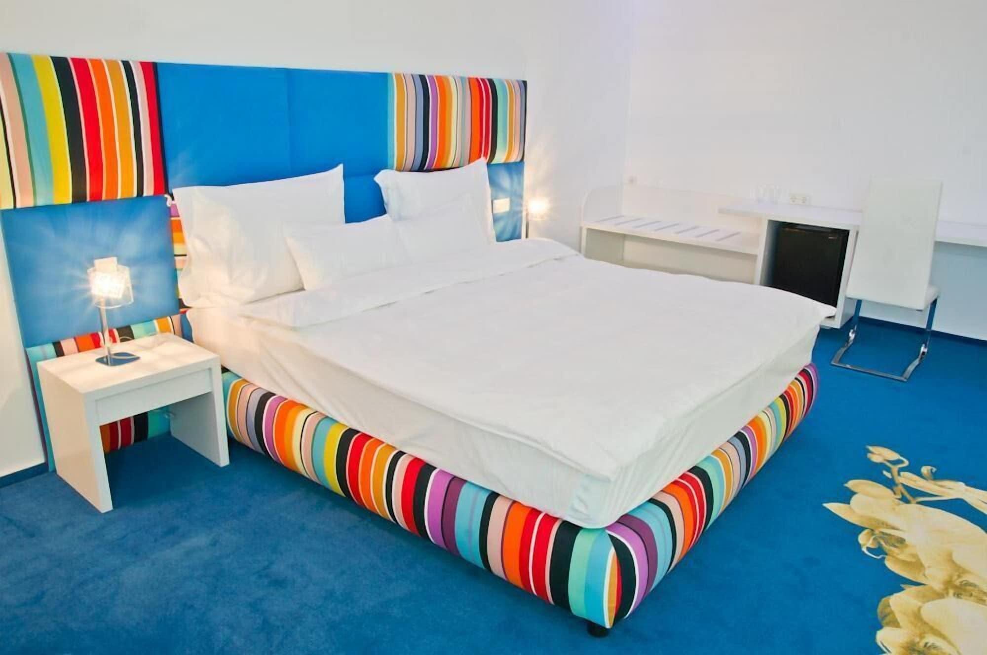 Marshal Garden Hotel Bukarest Eksteriør billede A room at the hotel