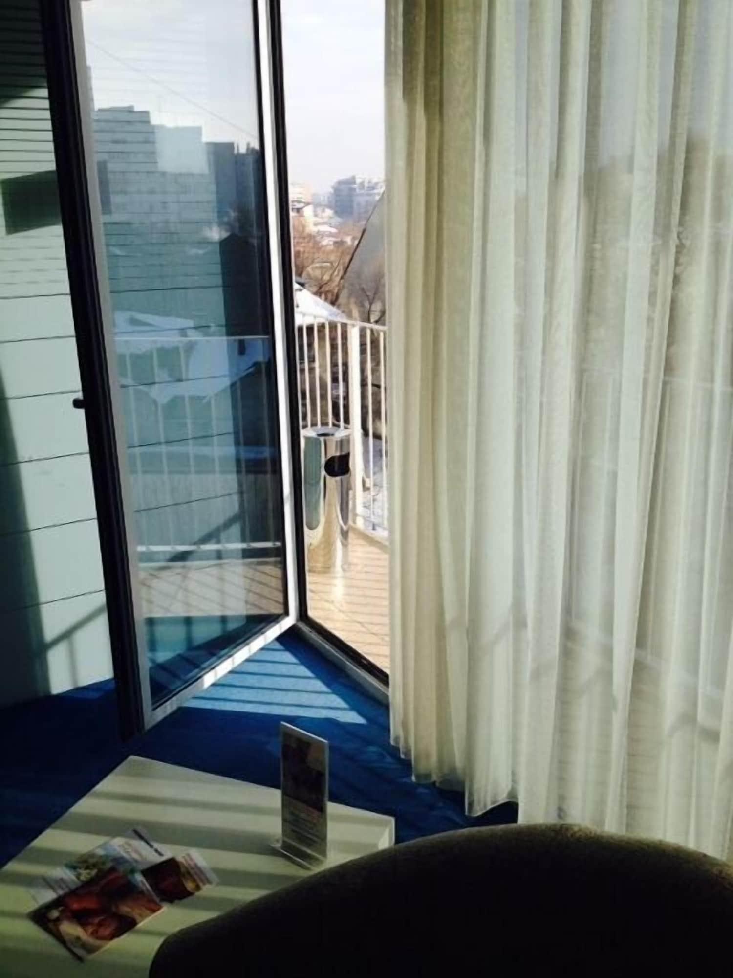 Marshal Garden Hotel Bukarest Eksteriør billede A balcony on a cruise ship