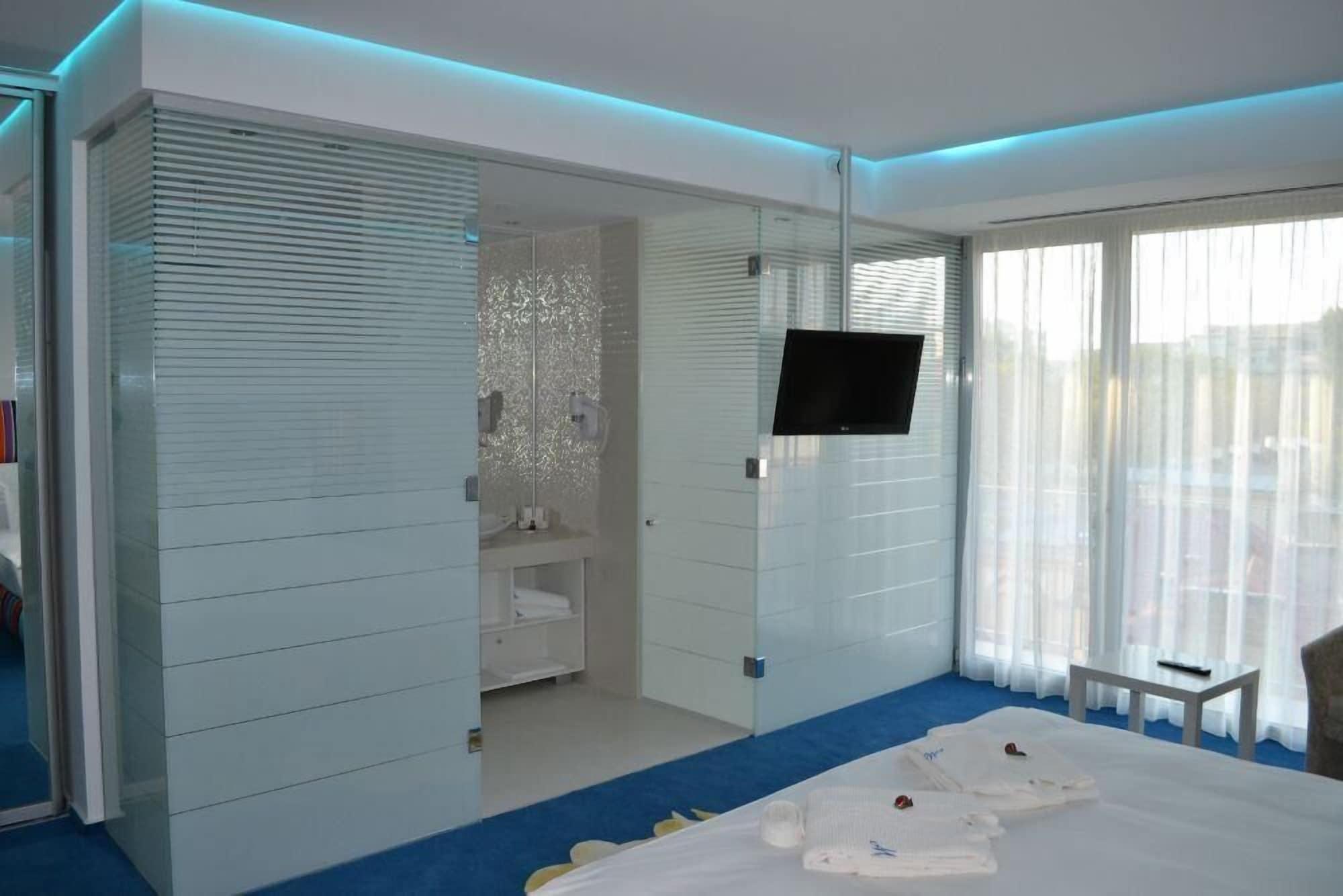 Marshal Garden Hotel Bukarest Eksteriør billede A glass shower enclosure