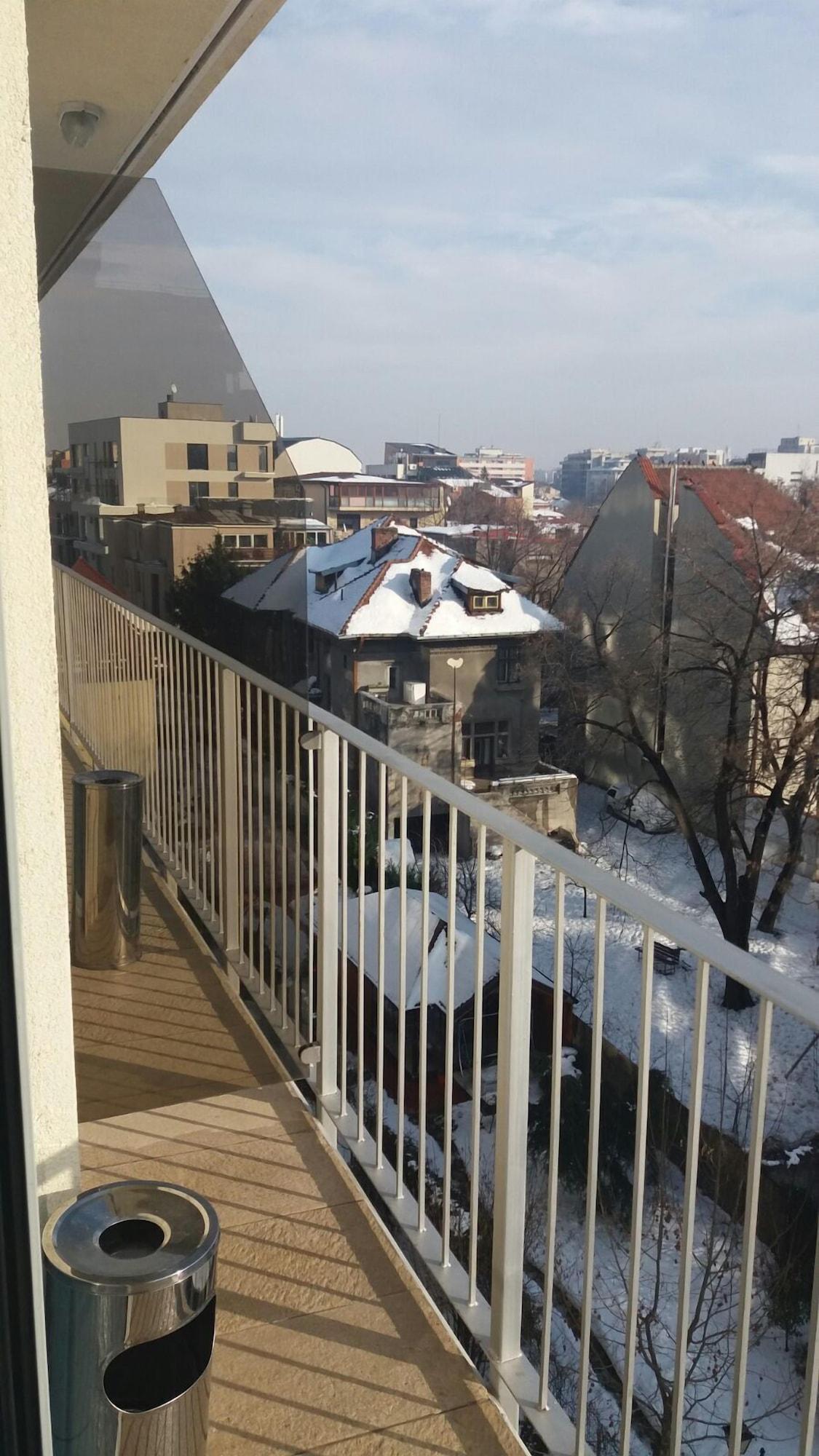 Marshal Garden Hotel Bukarest Eksteriør billede A balcony in Vienna