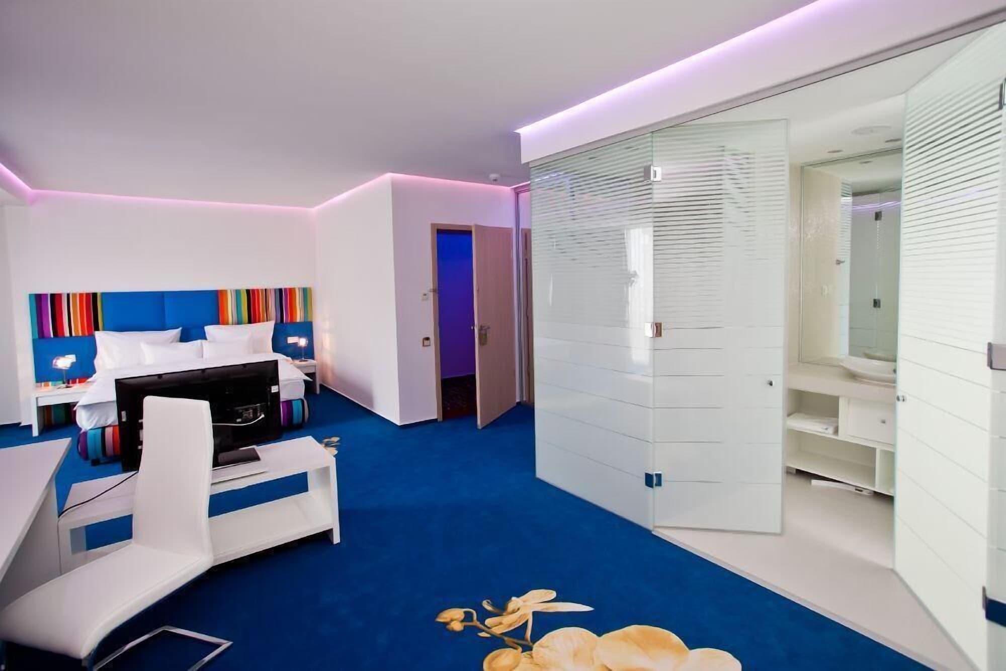 Marshal Garden Hotel Bukarest Eksteriør billede A room at the hotel