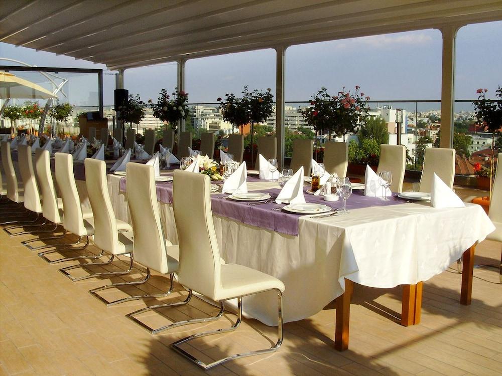 Marshal Garden Hotel Bukarest Eksteriør billede The Sky Bar
