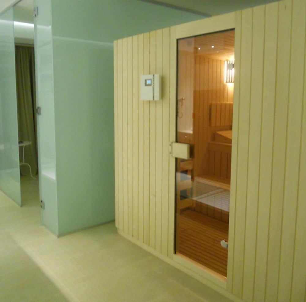 Marshal Garden Hotel Bukarest Eksteriør billede A modern Finnish sauna