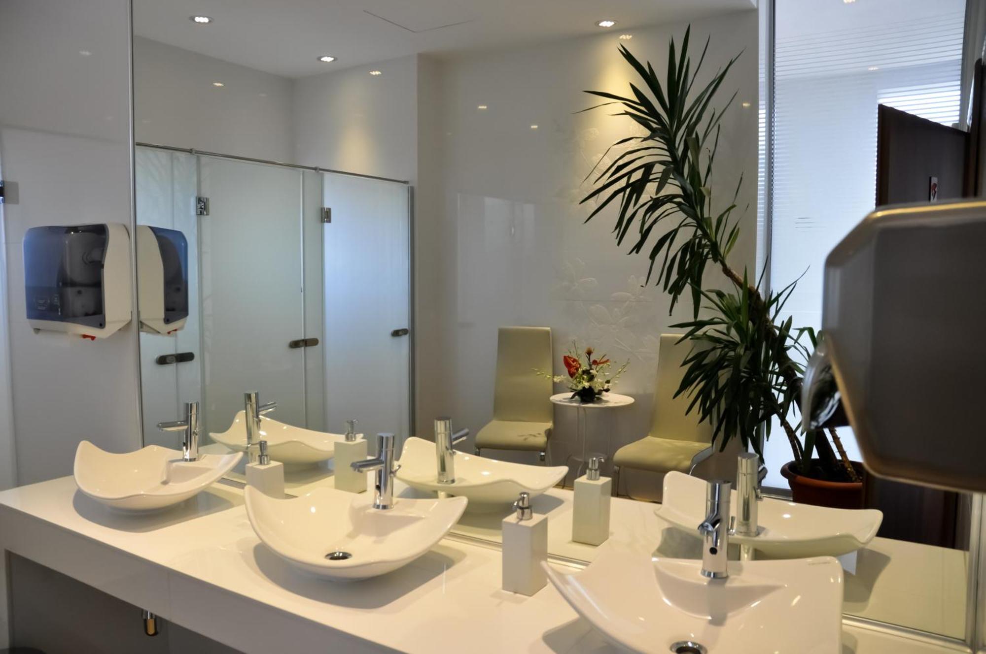 Marshal Garden Hotel Bukarest Eksteriør billede A modern bathroom