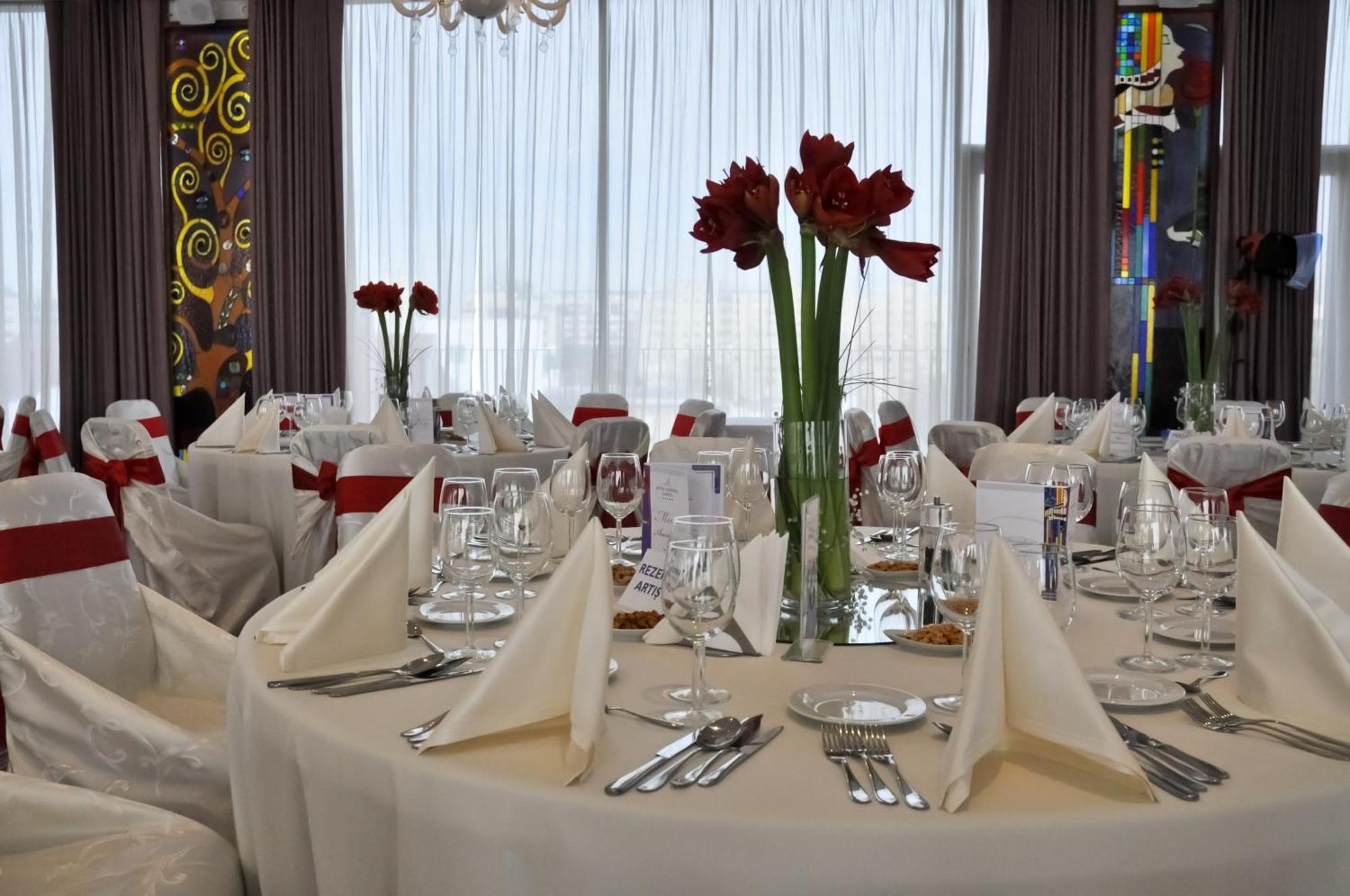 Marshal Garden Hotel Bukarest Eksteriør billede A table set for a formal dinner