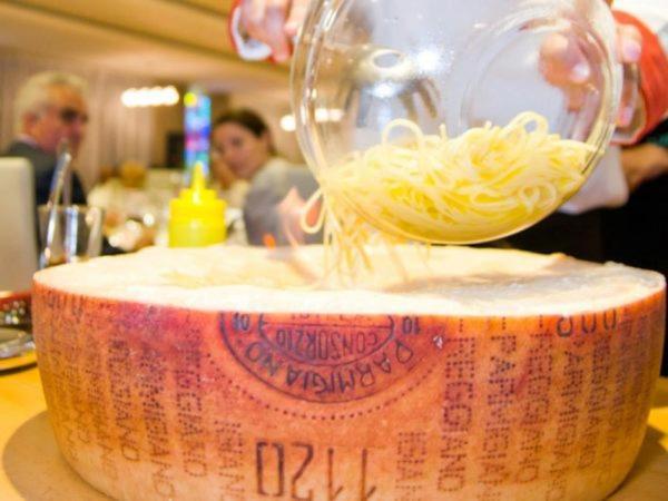 Marshal Garden Hotel Bukarest Eksteriør billede Parmigiano-Reggiano being grated