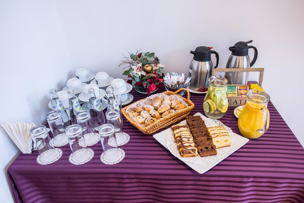 Marshal Garden Hotel Bukarest Eksteriør billede A typical continental breakfast