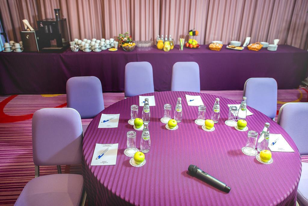 Marshal Garden Hotel Bukarest Eksteriør billede A meeting room at the InterContinental London The O2