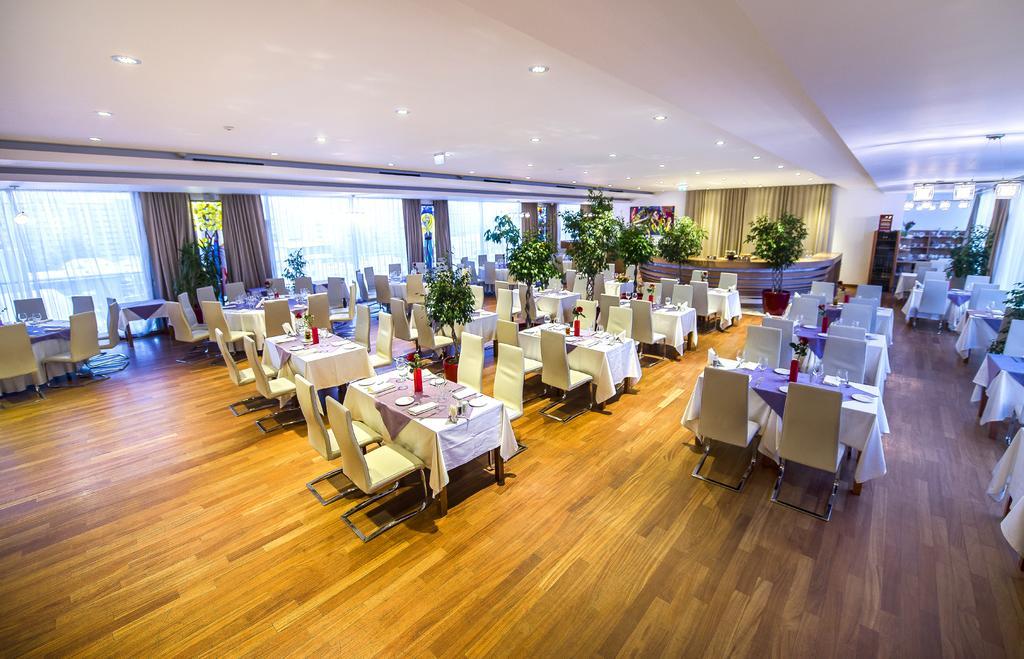 Marshal Garden Hotel Bukarest Eksteriør billede The restaurant