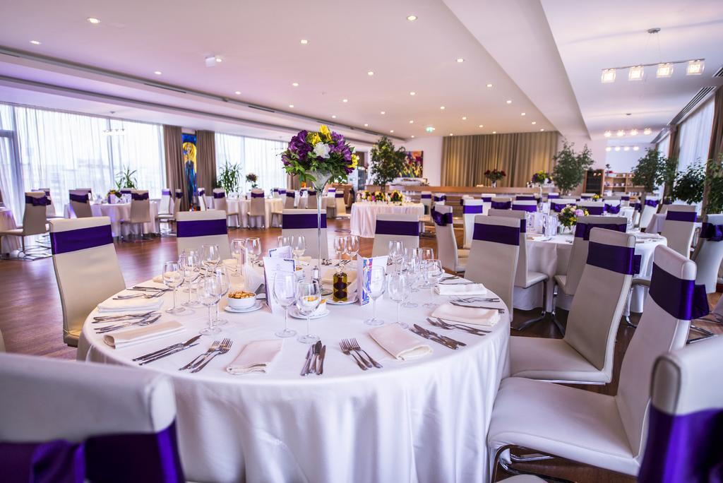 Marshal Garden Hotel Bukarest Eksteriør billede The Long Room at Lord's Cricket Ground