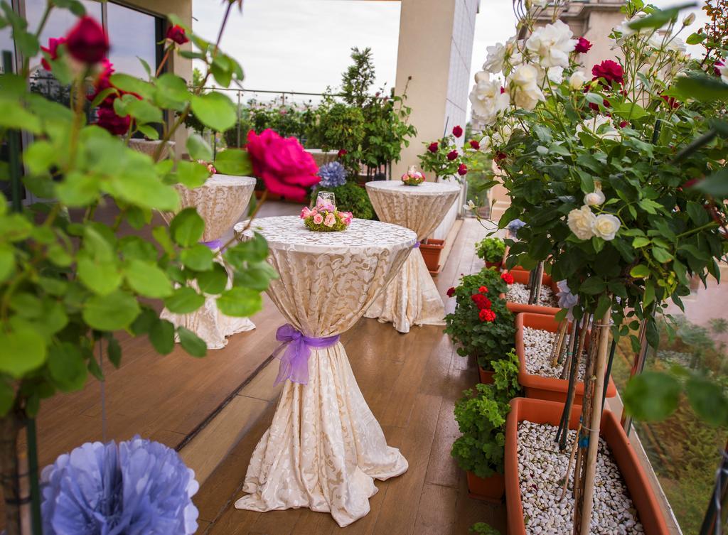 Marshal Garden Hotel Bukarest Eksteriør billede A balcony garden