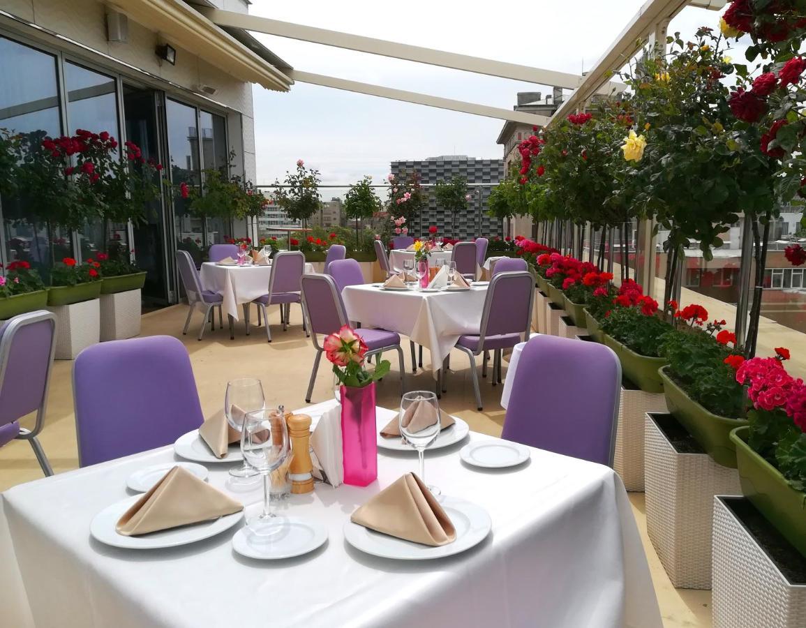 Marshal Garden Hotel Bukarest Eksteriør billede The Terrace at the InterContinental London