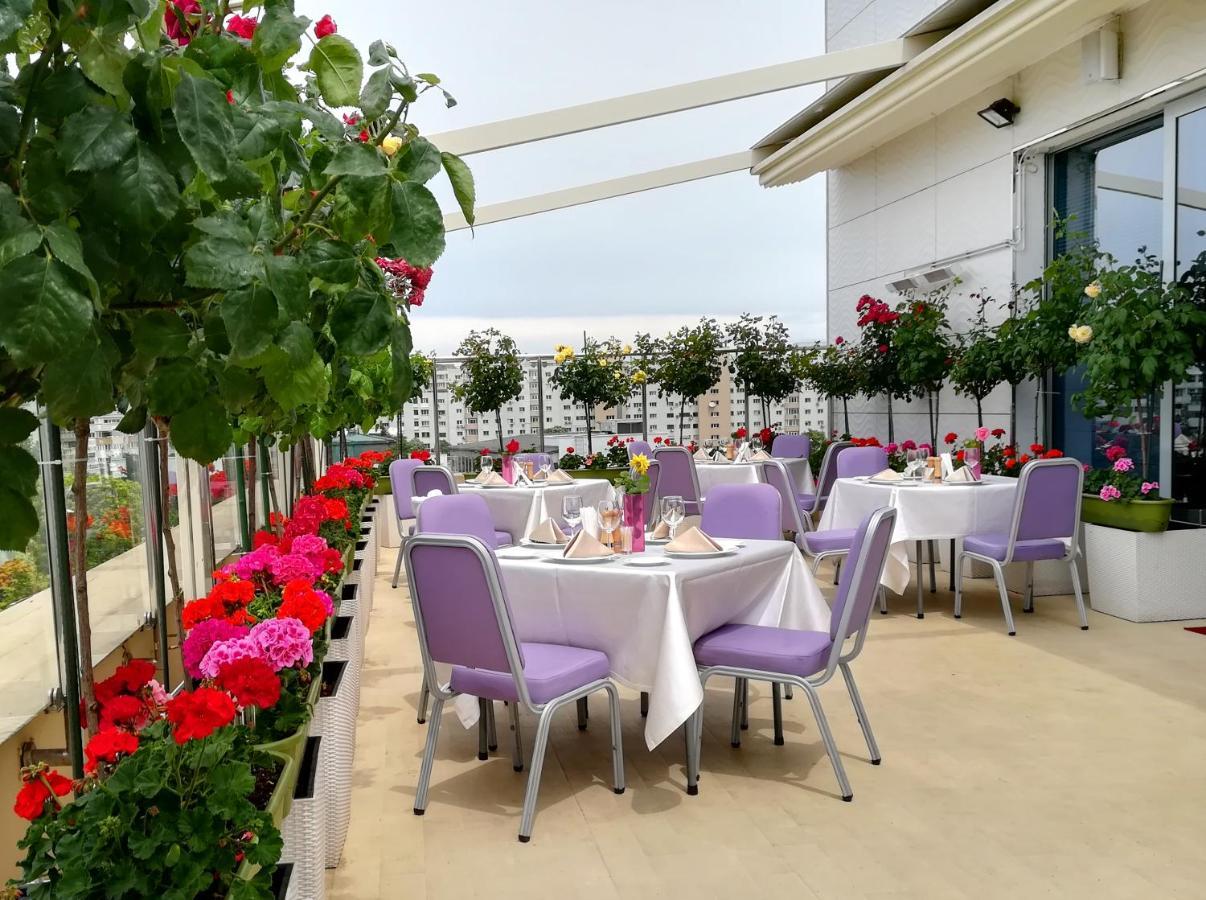 Marshal Garden Hotel Bukarest Eksteriør billede The terrace of the restaurant