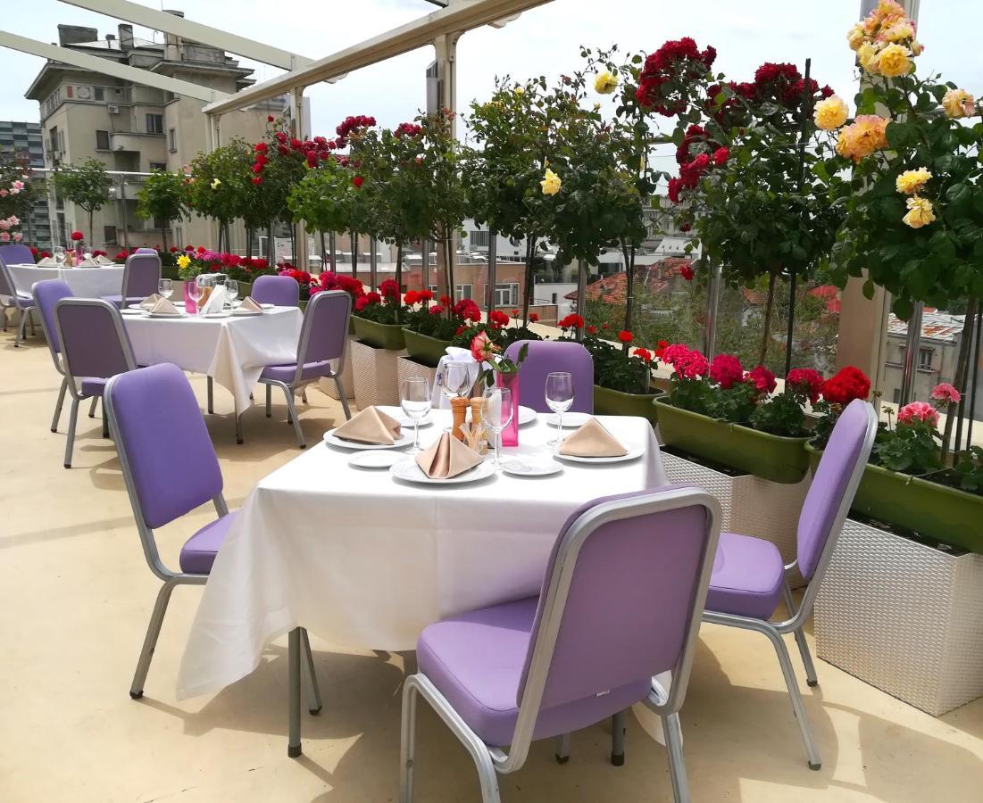 Marshal Garden Hotel Bukarest Eksteriør billede The rooftop restaurant